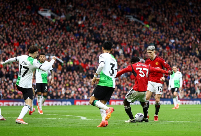 Man United níu chân Liverpool, Arsenal trở lại ngôi đầu- Ảnh 7. Man United níu chân Liverpool, Arsenal trở lại ngôi đầu- Ảnh 7.