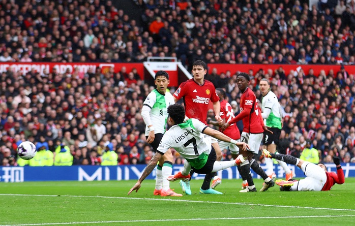 Man United níu chân Liverpool, Arsenal trở lại ngôi đầu- Ảnh 4. Man United níu chân Liverpool, Arsenal trở lại ngôi đầu- Ảnh 4.