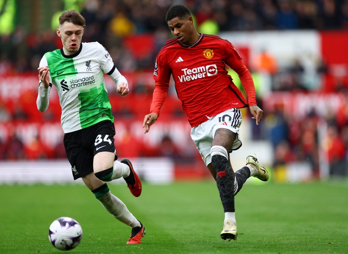Man United níu chân Liverpool, Arsenal trở lại ngôi đầu- Ảnh 1. Man United níu chân Liverpool, Arsenal trở lại ngôi đầu- Ảnh 1.