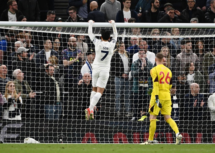 Dàn hậu vệ ghi bàn, Tottenham thắng nhọc Nottingham Forest- Ảnh 5. Dàn hậu vệ ghi bàn, Tottenham thắng nhọc Nottingham Forest- Ảnh 5.