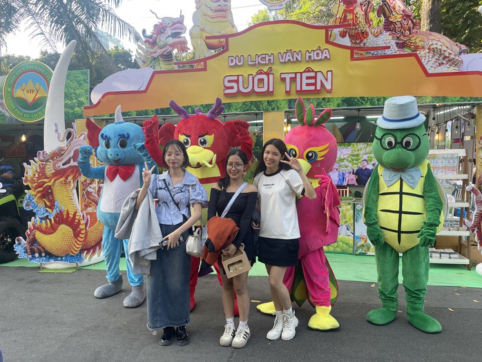 Khách chi cả trăm tỉ đồng mua tour, sản phẩm dịch vụ du lịch ở TP HCM- Ảnh 2. Khách chi cả trăm tỉ đồng mua tour, sản phẩm dịch vụ du lịch ở TP HCM- Ảnh 2.