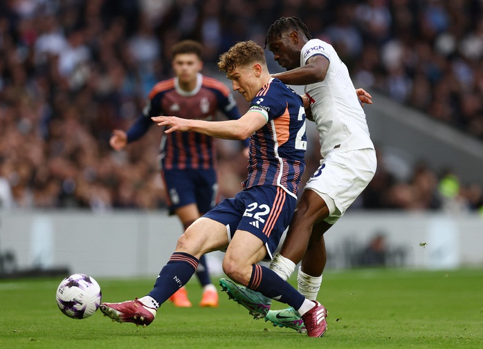 Dàn hậu vệ ghi bàn, Tottenham thắng nhọc Nottingham Forest- Ảnh 1. Dàn hậu vệ ghi bàn, Tottenham thắng nhọc Nottingham Forest- Ảnh 1.