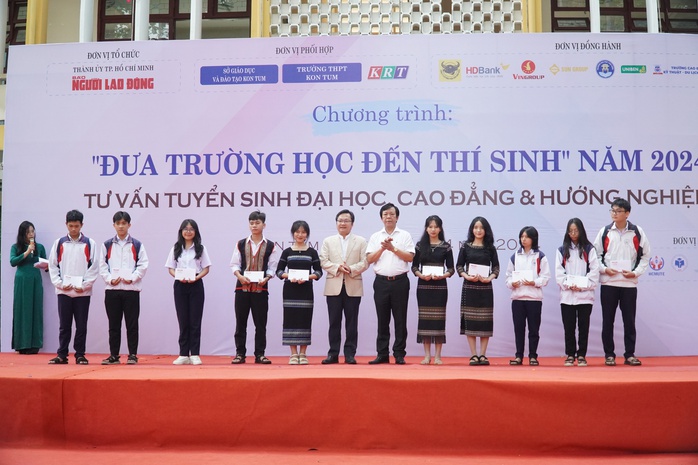 Những suất học bổng hỗ trợ ý nghĩa cho học sinh, giáo viên Kon Tum- Ảnh 2. Những suất học bổng hỗ trợ ý nghĩa cho học sinh, giáo viên Kon Tum- Ảnh 2.