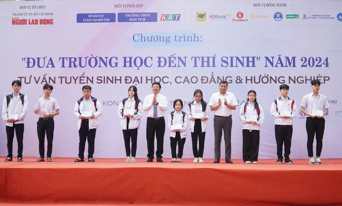 Những suất học bổng hỗ trợ ý nghĩa cho học sinh, giáo viên Kon Tum- Ảnh 3. Những suất học bổng hỗ trợ ý nghĩa cho học sinh, giáo viên Kon Tum- Ảnh 3.