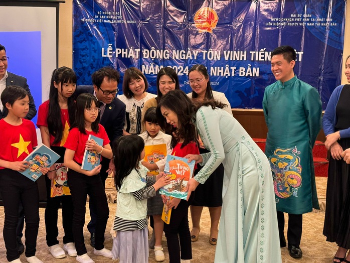 TTr tặng quà cho các cháu học sinh TTr tặng quà cho các cháu học sinh