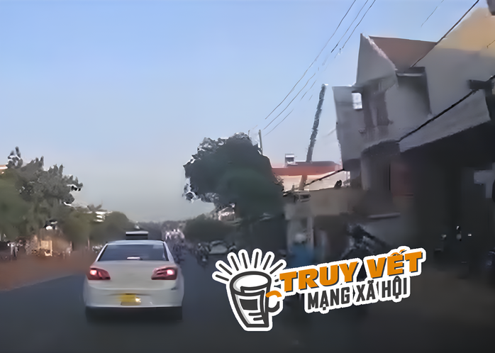CLIP: Thực hư thanh sắt từ "trên trời rơi xuống" trúng người đi đường- Ảnh 1.