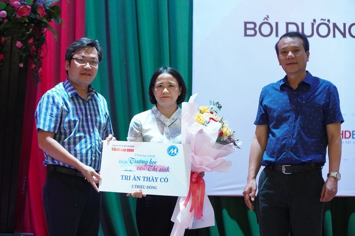 Những suất học bổng hỗ trợ ý nghĩa cho học sinh, giáo viên Kon Tum- Ảnh 5. Những suất học bổng hỗ trợ ý nghĩa cho học sinh, giáo viên Kon Tum- Ảnh 5.