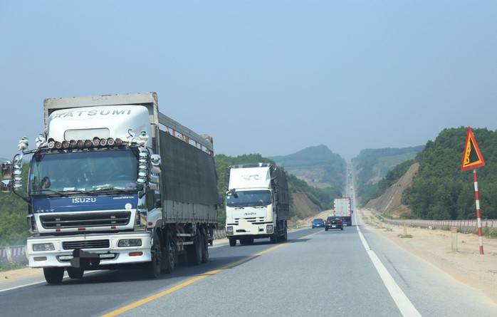 Phân luồng giao thông trên tuyến cao tốc Cam Lộ - La Sơn còn nhiều bất cập- Ảnh 1. Phân luồng giao thông trên tuyến cao tốc Cam Lộ - La Sơn còn nhiều bất cập- Ảnh 1.
