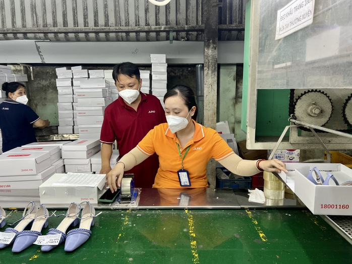 Giảm áp lực cho lao động nữ- Ảnh 1.