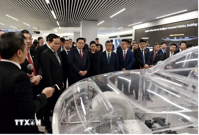 Chủ tịch Quốc hội Vương Đình Huệ thăm Tập đoàn Huawei- Ảnh 1. Chủ tịch Quốc hội Vương Đình Huệ thăm Tập đoàn Huawei- Ảnh 1.