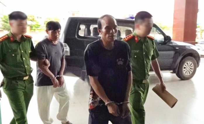 Bắn chết người rồi đưa vợ con bỏ trốn- Ảnh 1. Bắn chết người rồi đưa vợ con bỏ trốn- Ảnh 1.