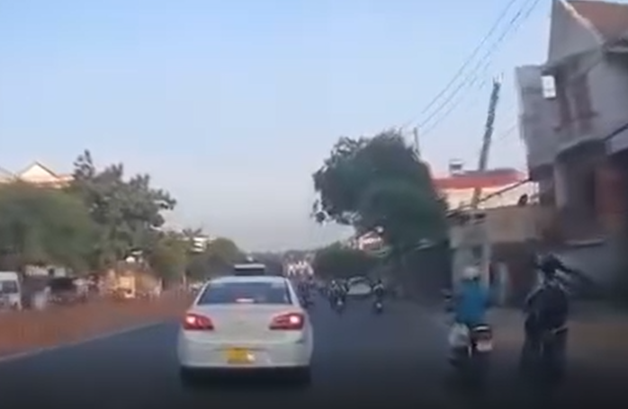 Diễn biến mới vụ thanh sắt "trên trời rơi xuống" trúng người đi đường- Ảnh 1. Diễn biến mới vụ thanh sắt "trên trời rơi xuống" trúng người đi đường- Ảnh 1.