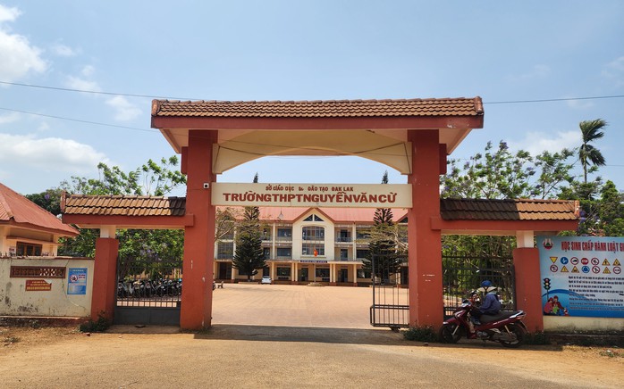 Khó hiểu việc buộc thôi học 2 học sinh lớp 11- Ảnh 1. Khó hiểu việc buộc thôi học 2 học sinh lớp 11- Ảnh 1.