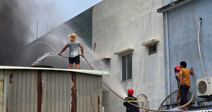 Cháy lớn khu nhà xưởng gần âu thuyền Thọ Quang, cột khói bốc cao hàng chục mét- Ảnh 4. Cháy lớn khu nhà xưởng gần âu thuyền Thọ Quang, cột khói bốc cao hàng chục mét- Ảnh 4.