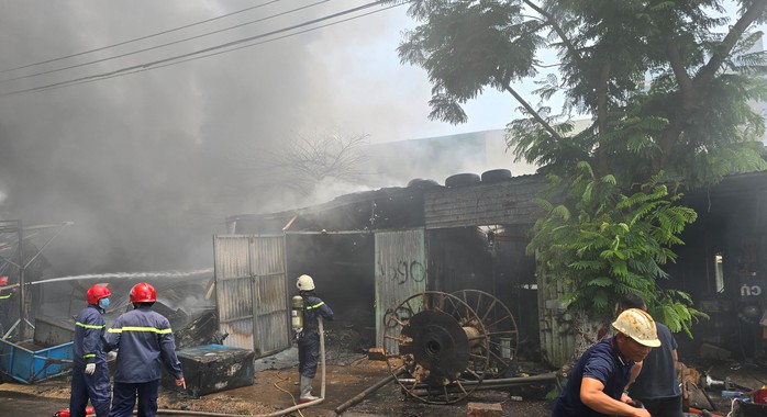 Cháy lớn khu nhà xưởng gần âu thuyền Thọ Quang, cột khói bốc cao hàng chục mét- Ảnh 5. Cháy lớn khu nhà xưởng gần âu thuyền Thọ Quang, cột khói bốc cao hàng chục mét- Ảnh 5.