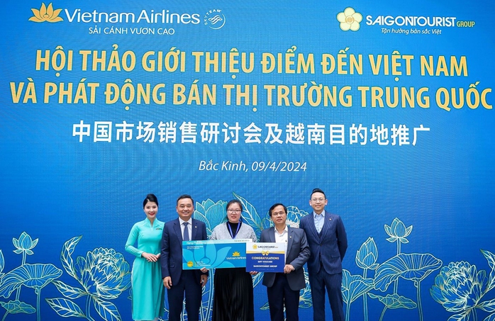 Đại diện Saigontourist Group, Vietnam Airlines trao tặng quà may mắn cho khách trúng thưởng gồm vé máy bay của Vietnam Airlines và phòng nghỉ cao cấp của Saigontourist Group Đại diện Saigontourist Group, Vietnam Airlines trao tặng quà may mắn cho khách trúng thưởng gồm vé máy bay của Vietnam Airlines và phòng nghỉ cao cấp của Saigontourist Group