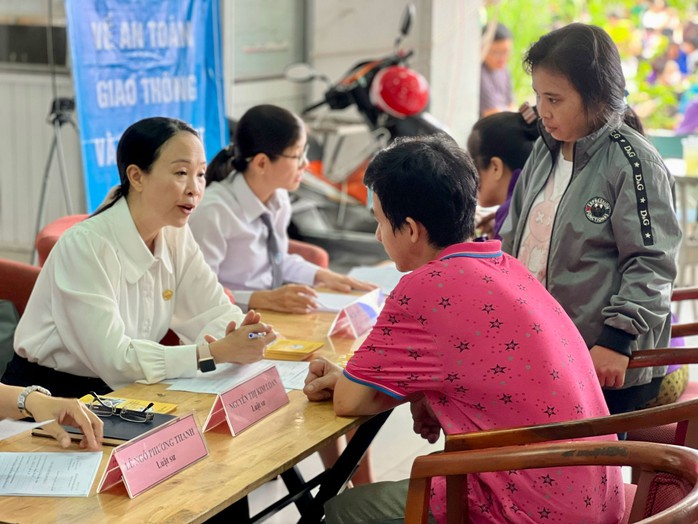 Một chương trình tư vấn pháp luật miễn phí cho người lao động tại quận 7, TP HCM Ảnh: HUỲNH NHƯ Một chương trình tư vấn pháp luật miễn phí cho người lao động tại quận 7, TP HCM Ảnh: HUỲNH NHƯ