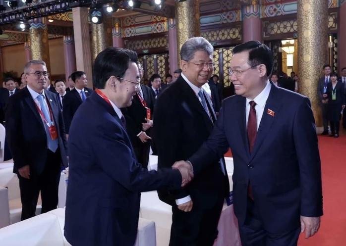 Chủ tịch QH Vương Đình Huệ dự tọa đàm doanh nghiệp nhà nước Việt Nam - Trung Quốc- Ảnh 3. Chủ tịch QH Vương Đình Huệ dự tọa đàm doanh nghiệp nhà nước Việt Nam - Trung Quốc- Ảnh 3.