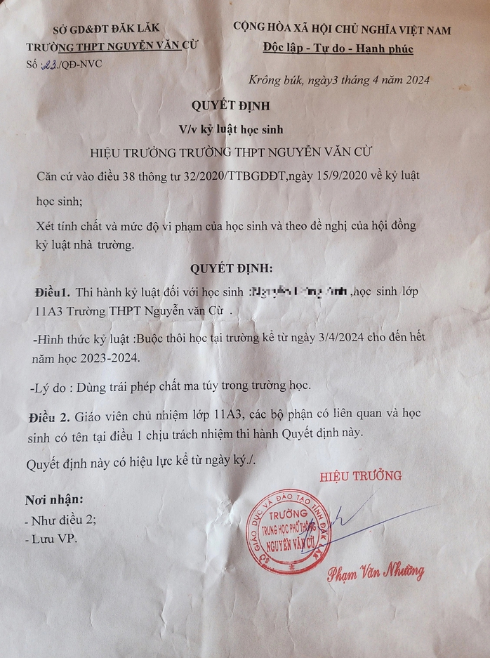 Khó hiểu việc buộc thôi học 2 học sinh lớp 11- Ảnh 3. Khó hiểu việc buộc thôi học 2 học sinh lớp 11- Ảnh 3.