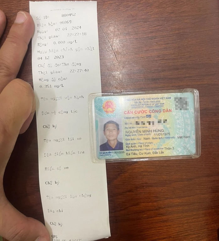 Tạm giữ người đàn ông vung tay đấm vào mặt CSGT - Ảnh 1. Tạm giữ người đàn ông vung tay đấm vào mặt CSGT - Ảnh 1.