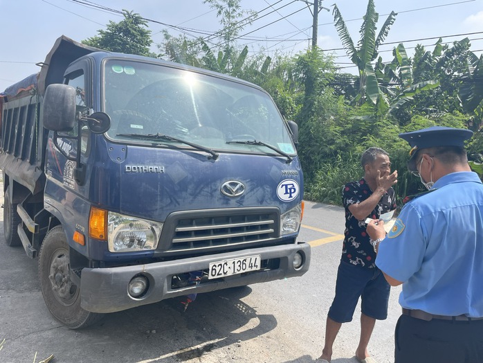 TP HCM: Xử lý ra sao với hơn 1.700 đơn vị vận tải chưa nộp lại phù hiệu, biển hiệu?- Ảnh 1. TP HCM: Xử lý ra sao với hơn 1.700 đơn vị vận tải chưa nộp lại phù hiệu, biển hiệu?- Ảnh 1.