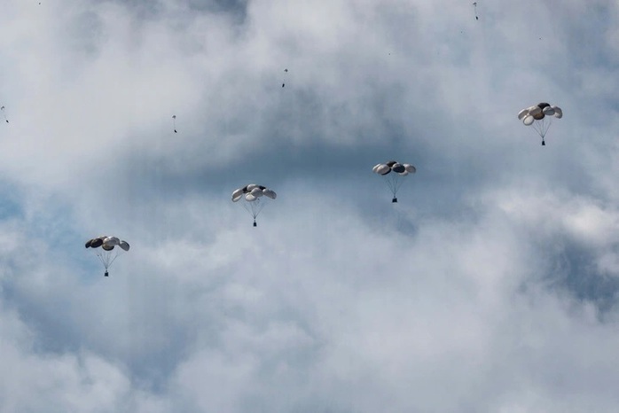 Các gói hàng cứu trợ được thả xuống dải Gaza nhìn từ biên giới ở miền nam Israel. Ảnh: Reuters Các gói hàng cứu trợ được thả xuống dải Gaza nhìn từ biên giới ở miền nam Israel. Ảnh: Reuters