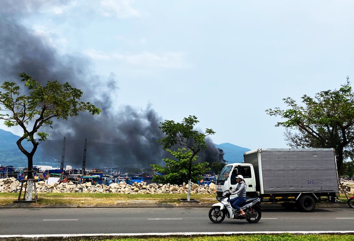 Cháy lớn khu nhà xưởng gần âu thuyền Thọ Quang, cột khói bốc cao hàng chục mét- Ảnh 1. Cháy lớn khu nhà xưởng gần âu thuyền Thọ Quang, cột khói bốc cao hàng chục mét- Ảnh 1.