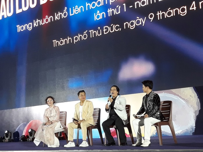 Lý Hùng hạnh phúc khi được khen trẻ hoài!- Ảnh 4. Lý Hùng hạnh phúc khi được khen trẻ hoài!- Ảnh 4.