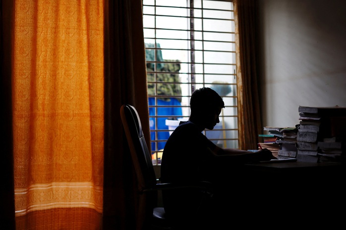 Em Sheikh Tamim Hasan, 13 tuổi, học tại nhà ở thủ đô Dhaka - Bangladesh hôm 30-4 sau khi trường học phải đóng cửa do nắng nóngẢnh: REUTERS Em Sheikh Tamim Hasan, 13 tuổi, học tại nhà ở thủ đô Dhaka - Bangladesh hôm 30-4 sau khi trường học phải đóng cửa do nắng nóngẢnh: REUTERS