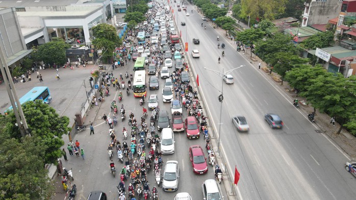 Người dân trở lại sau kỳ nghỉ lễ, cửa ngõ Hà Nội và TP HCM ùn tắc- Ảnh 1. Người dân trở lại sau kỳ nghỉ lễ, cửa ngõ Hà Nội và TP HCM ùn tắc- Ảnh 1.