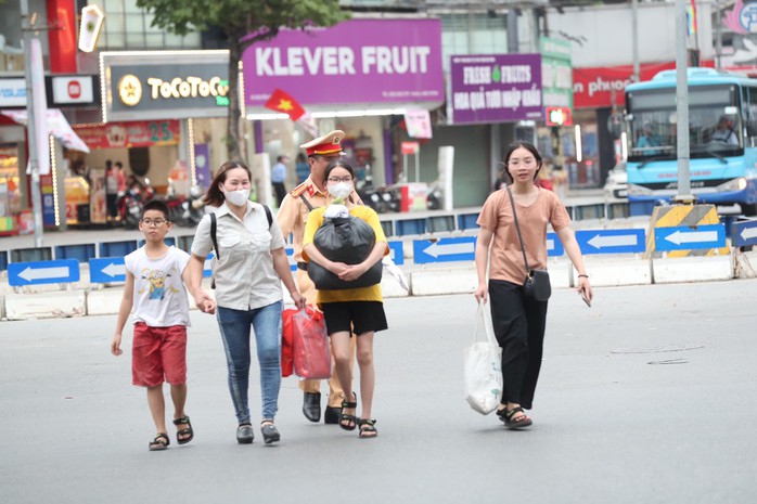 Người dân trở lại sau kỳ nghỉ lễ, cửa ngõ Hà Nội và TP HCM ùn tắc- Ảnh 4. Người dân trở lại sau kỳ nghỉ lễ, cửa ngõ Hà Nội và TP HCM ùn tắc- Ảnh 4.