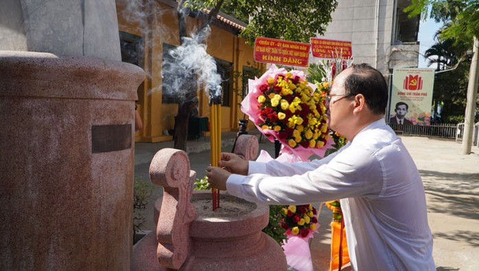 Phó Bí thư Thường trực Thành ủy TP HCM Nguyễn Hồ Hải dâng hương tưởng nhớ Tổng Bí thư Trần Phú Phó Bí thư Thường trực Thành ủy TP HCM Nguyễn Hồ Hải dâng hương tưởng nhớ Tổng Bí thư Trần Phú
