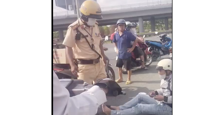 Đang xác minh clip "CSGT đạp ngã xe người dân"- Ảnh 1. Đang xác minh clip "CSGT đạp ngã xe người dân"- Ảnh 1.