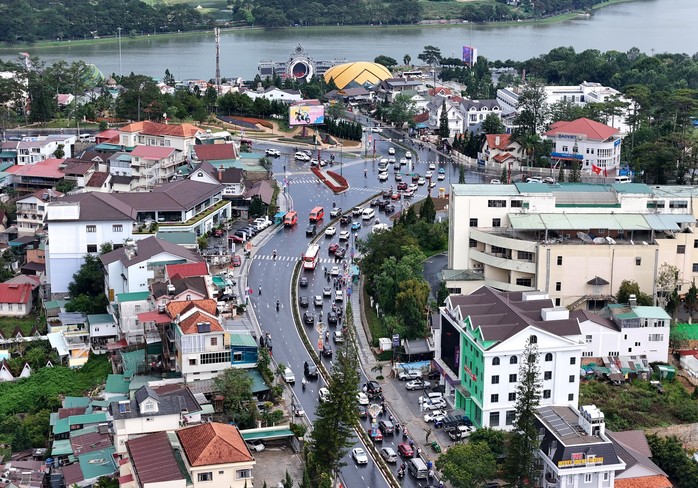 Quảng trường Lâm Viên Đà Lạt vẫn nhộn nhịp du khách- Ảnh 2.