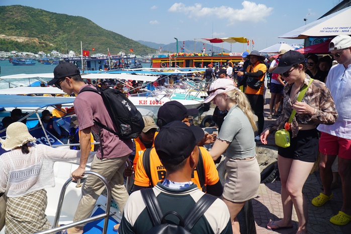 Nha Trang - Khánh Hòa đón gần 1 triệu lượt tham quan, nghỉ dưỡng- Ảnh 2. Nha Trang - Khánh Hòa đón gần 1 triệu lượt tham quan, nghỉ dưỡng- Ảnh 2.