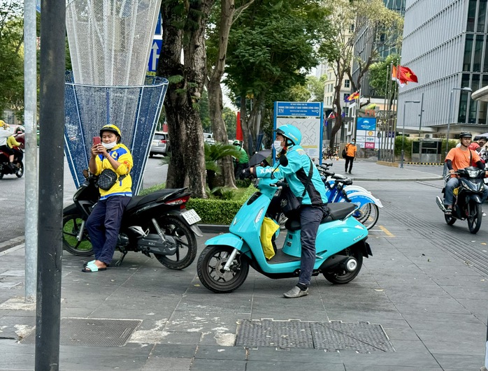 “Cày” xuyên lễ, thu nhập tài xế xe ôm công nghệ vẫn hết sức bèo bọt- Ảnh 1.