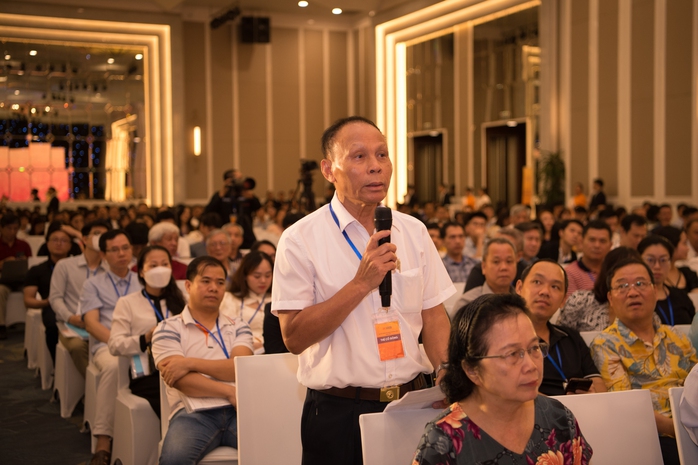Cổ đông than giá cổ phiếu không tăng, lãnh đạo ngân hàng nói gì?- Ảnh 1. Cổ đông than giá cổ phiếu không tăng, lãnh đạo ngân hàng nói gì?- Ảnh 1.