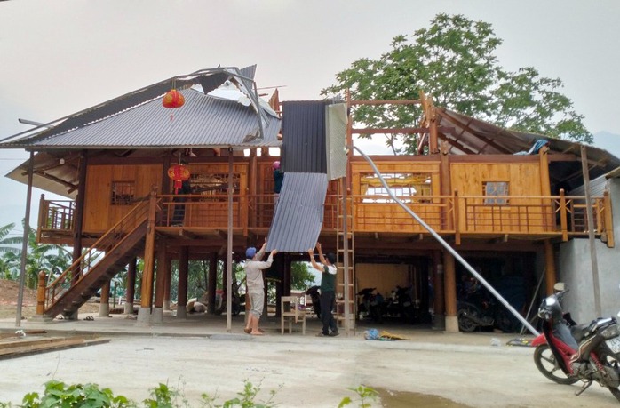 Dông lốc khiến hàng trăm ngôi nhà bị hư hỏng- Ảnh 1. Dông lốc khiến hàng trăm ngôi nhà bị hư hỏng- Ảnh 1.