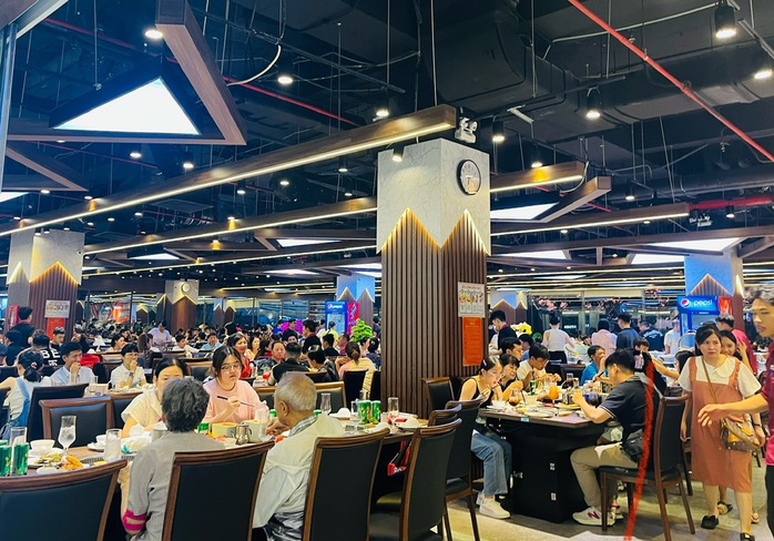 5 ngày nghỉ lễ, siêu thị - trung tâm thương mại "hốt bạc" nhờ nắng nóng?- Ảnh 4. 5 ngày nghỉ lễ, siêu thị - trung tâm thương mại "hốt bạc" nhờ nắng nóng?- Ảnh 4.