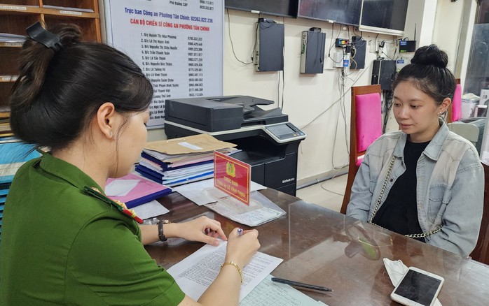 Thủ đoạn của cô gái trẻ khiến một tiệm vàng sập bẫy- Ảnh 2. Thủ đoạn của cô gái trẻ khiến một tiệm vàng sập bẫy- Ảnh 2.