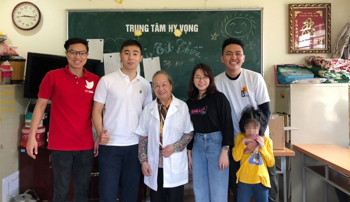 Bà Đỗ Thúy Nga (ở giữa) và các tình nguyện viên tại trung tâm Bà Đỗ Thúy Nga (ở giữa) và các tình nguyện viên tại trung tâm