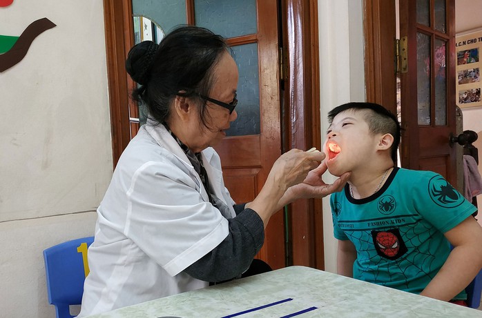 Bà Đỗ Thúy Nga vừa làm bác sĩ vừa làm cô giáo cho các học sinh suốt 21 năm qua Bà Đỗ Thúy Nga vừa làm bác sĩ vừa làm cô giáo cho các học sinh suốt 21 năm qua