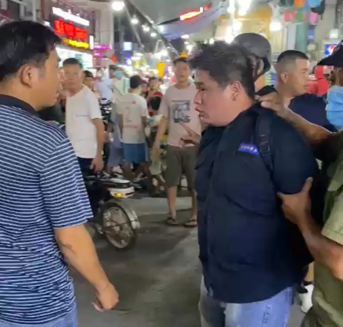 Sau gây án, tên cướp tăng ga bỏ chạy rồi tông hàng loạt phương tiện- Ảnh 1. Sau gây án, tên cướp tăng ga bỏ chạy rồi tông hàng loạt phương tiện- Ảnh 1.