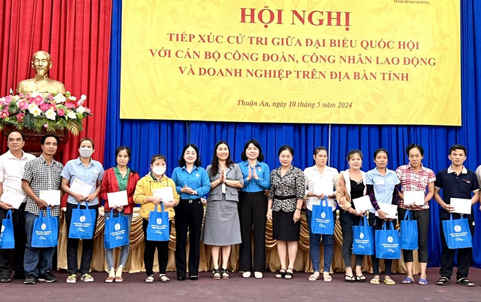 Đối thoại với đại biểu Quốc hội, nữ công nhân đề xuất 55 tuổi nghỉ hưu là phù hợp- Ảnh 2. Đối thoại với đại biểu Quốc hội, nữ công nhân đề xuất 55 tuổi nghỉ hưu là phù hợp- Ảnh 2.