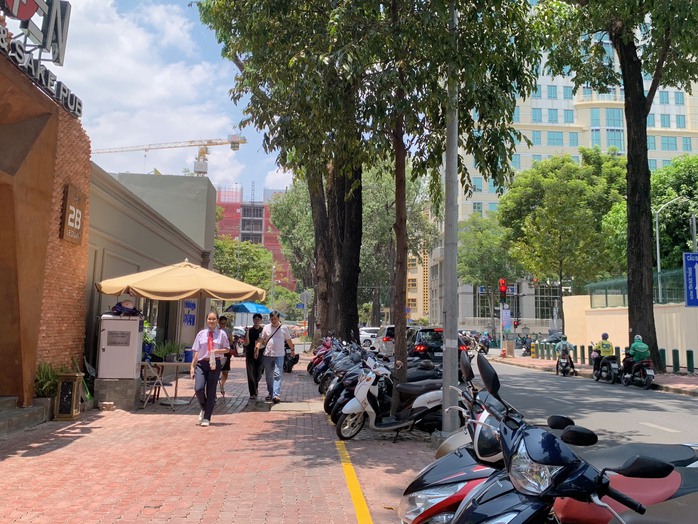 TP HCM: Cận cảnh 11 tuyến đường thí điểm thu phí sử dụng vỉa hè- Ảnh 1. TP HCM: Cận cảnh 11 tuyến đường thí điểm thu phí sử dụng vỉa hè- Ảnh 1.