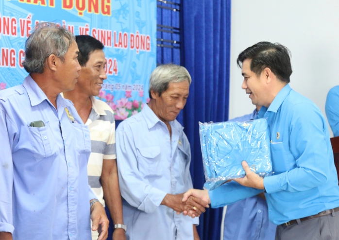 LĐLĐ thị xã Ninh Hoà phát động Tháng Công nhân 2024
- Ảnh 3. LĐLĐ thị xã Ninh Hoà phát động Tháng Công nhân 2024
- Ảnh 3.