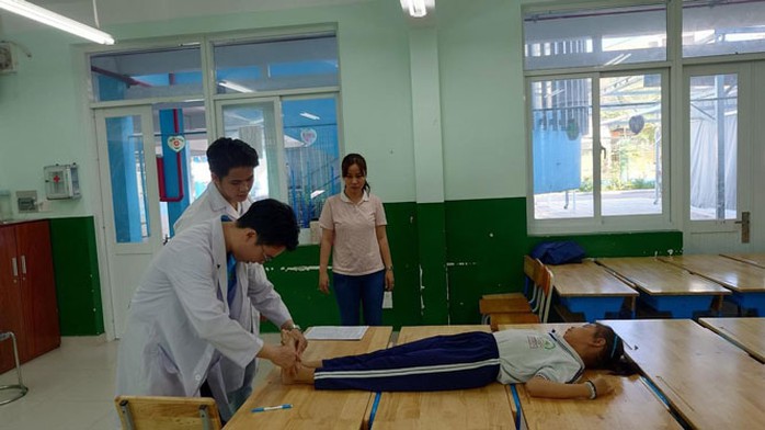 Các bác sĩ tầm soát vẹo cột sống cho học sinh Các bác sĩ tầm soát vẹo cột sống cho học sinh