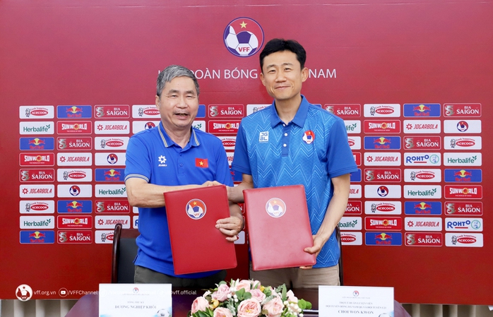 "Cánh tay phải" của HLV Kim Sang-sik được VFF ký hợp đồng- Ảnh 1. "Cánh tay phải" của HLV Kim Sang-sik được VFF ký hợp đồng- Ảnh 1.