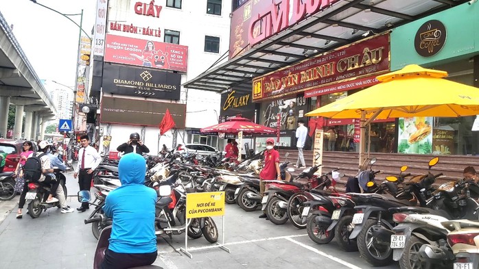 Tiệm vàng "cháy hàng", khách xuống tiền tỉ nhưng chỉ nhận được giấy hẹn- Ảnh 1. Tiệm vàng "cháy hàng", khách xuống tiền tỉ nhưng chỉ nhận được giấy hẹn- Ảnh 1.