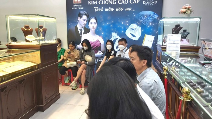 Tiệm vàng "cháy hàng", khách xuống tiền tỉ nhưng chỉ nhận được giấy hẹn- Ảnh 2. Tiệm vàng "cháy hàng", khách xuống tiền tỉ nhưng chỉ nhận được giấy hẹn- Ảnh 2.